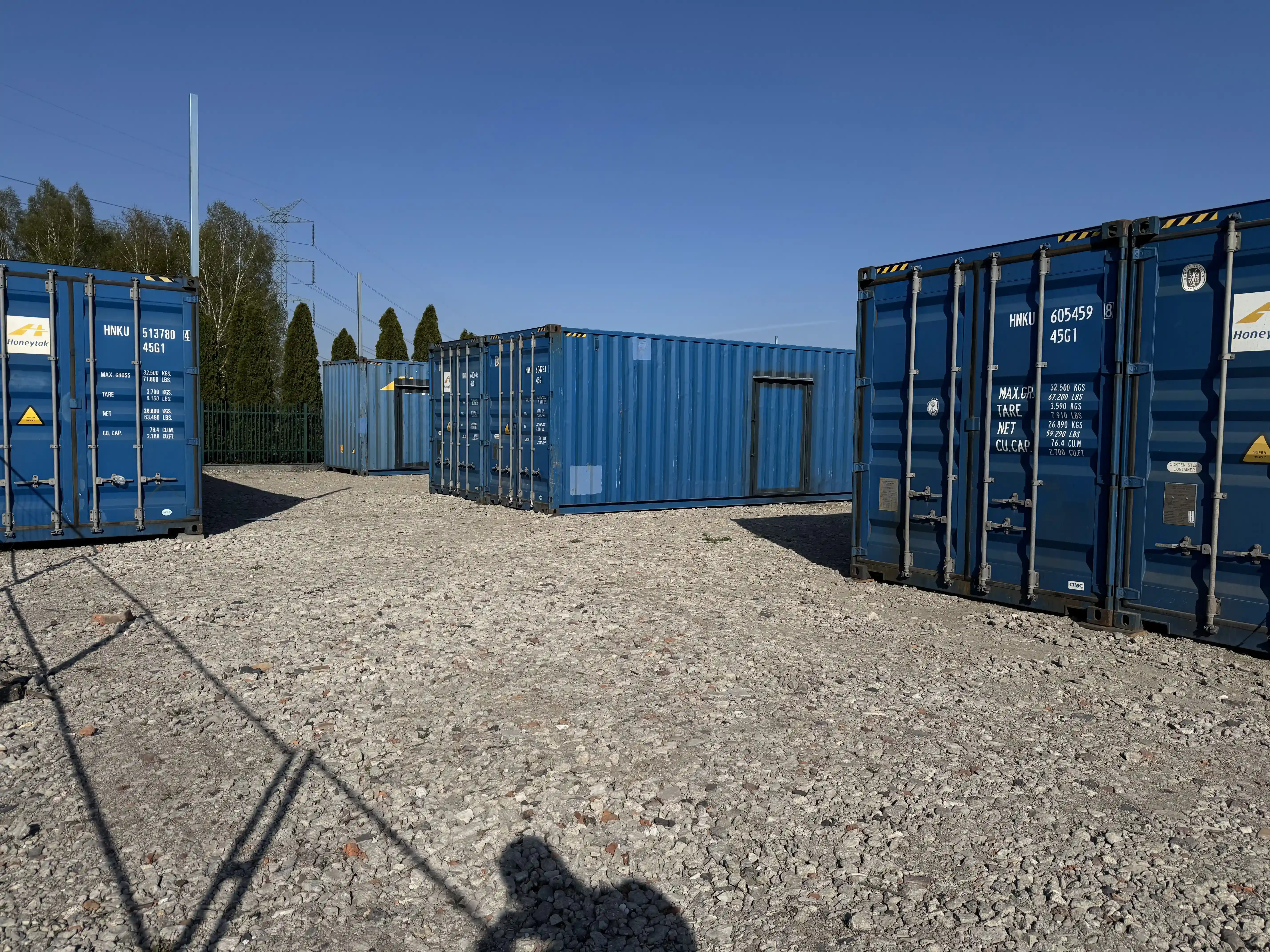 Niebieskie kontenery self-storage w Markach i Radzyminie