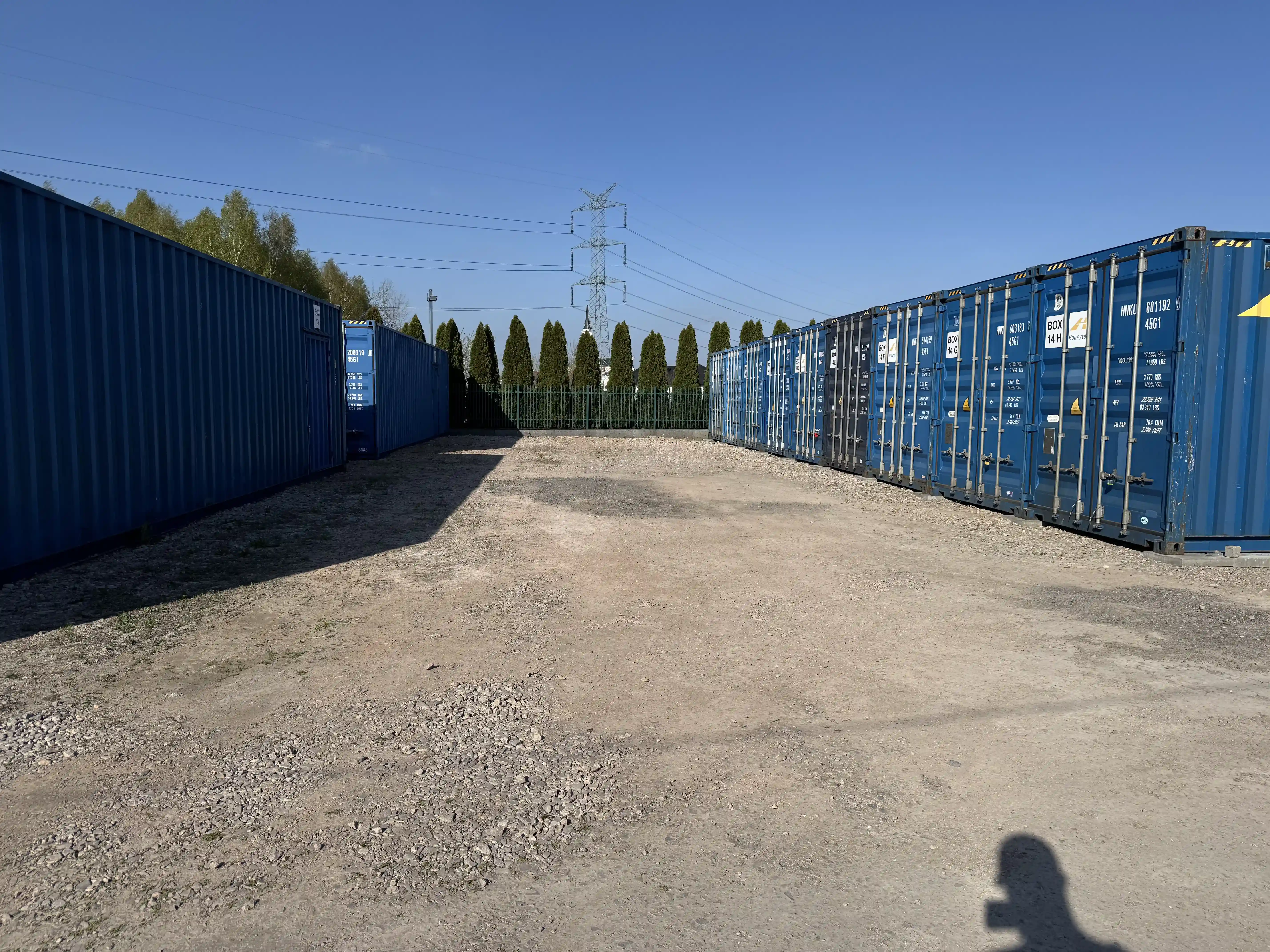 Plac self-storage z kontenerami magazynowymi i dostępem 24/7